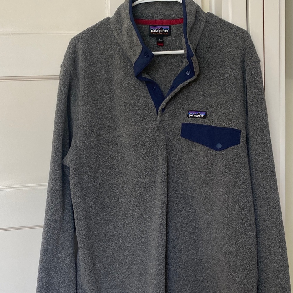 Men’s Patagonia Synchilla Charcoal Fleece with contrast navy piping size Large